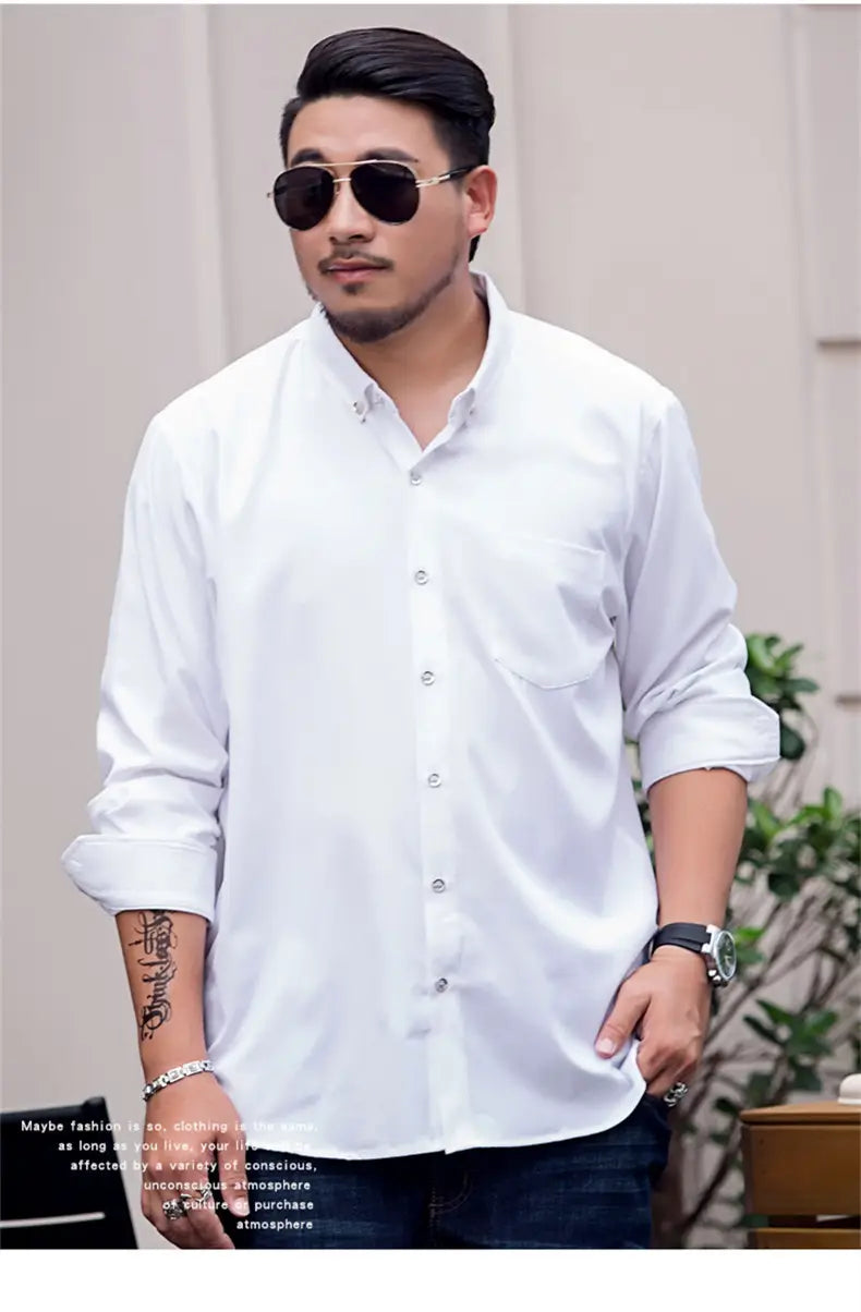 Chemise habillée pour hommes, grande taille, blanche, manches longues, avec col boutonné à l’avant et poche poitrine, adaptée à une tenue de travail formelle.