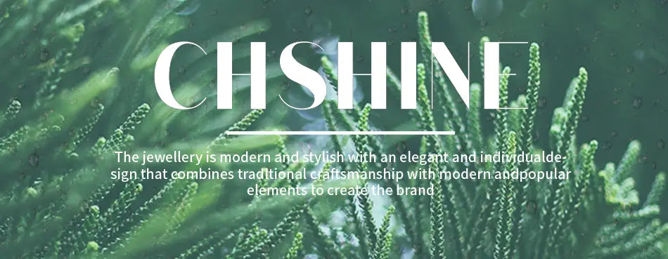Logo de la marque Chshine avec une écriture blanche élégante sur un arrière-plan de feuillage vert luxuriant, pour un ensemble de bijoux en argent sterling en forme de goutte, serti d’une larme.