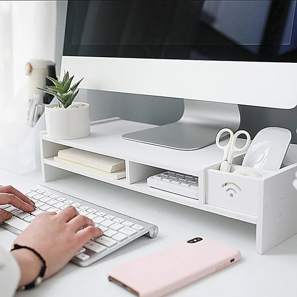 Elevador de monitor de plástico blanco de tres niveles y estantería organizadora para escritorio con múltiples compartimentos y un recorte con icono de señal inalámbrica.