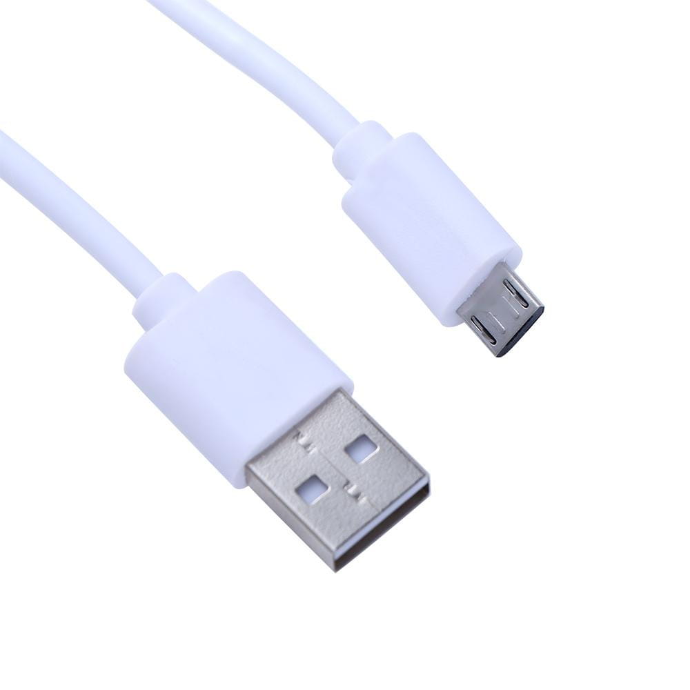 Cable blanco micro USB de carga rápida con conectores de plástico y contactos metálicos que muestran el diseño USB-A a micro-USB.