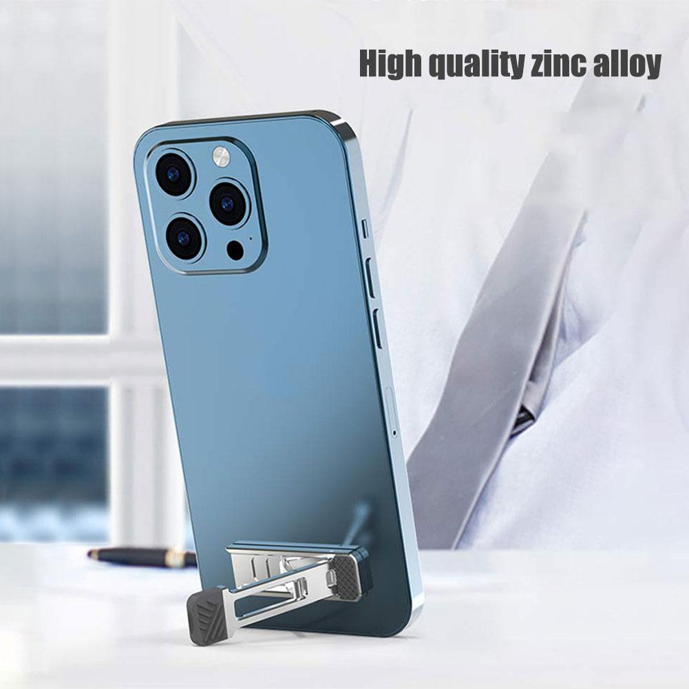 Smartphone bleu à finition métallique élégante et système à triple caméra, placé à côté d’un support portable pliant pour ordinateur portable en aluminium.