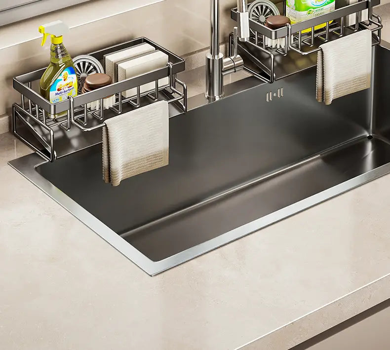 Organizador para fregadero de cocina de acero inoxidable con múltiples compartimentos y ganchos para toallas, para un almacenamiento y una organización eficientes en la cocina.