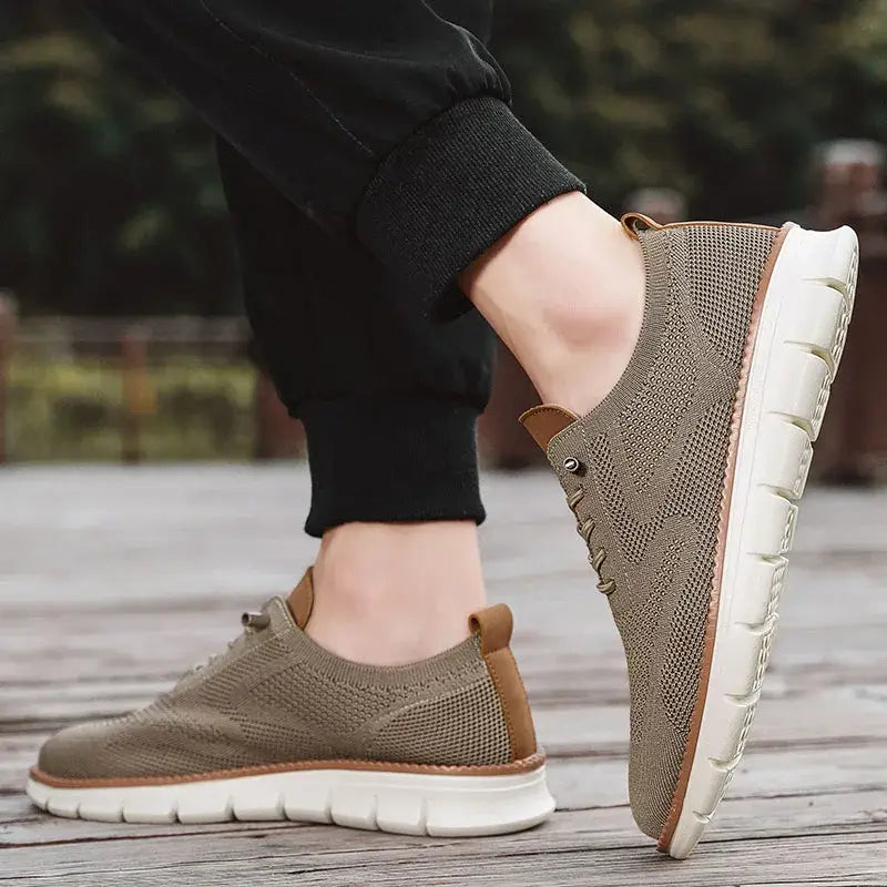 Chaussures derby brogue décontractées en maille pour hommes, en mesh tricoté tan, avec des accents en cuir marron et une semelle en caoutchouc blanc.
