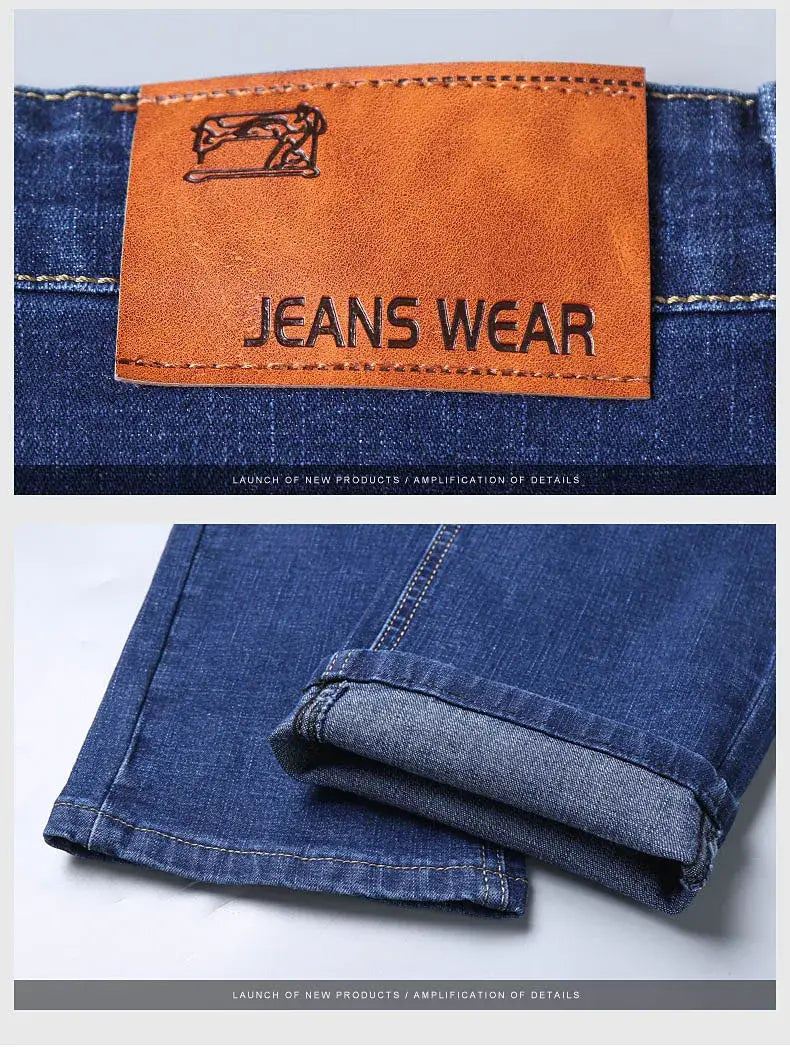 Jeans en denim bleu extensible à coupe slim pour hommes, mettant en avant une patte en cuir orange avec le marquage « jeans wear » et un emblème de machine à coudre cousu au dos.