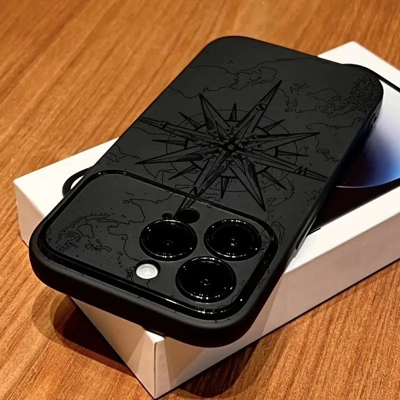 Reverso de una funda para iPhone negra mate a prueba de golpes, con un diseño de rosa de los vientos grabada sobre un mapa mundial, acabado brillante y recortes precisos para lentes de la cámara.