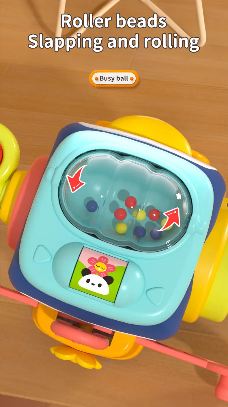 Jouet de voyage cube d’occupation Montessori : corps en plastique aux couleurs vives, avec une coupole transparente renfermant des billes rouleuses colorées et un visage de panda en dessin animé sur la face avant.