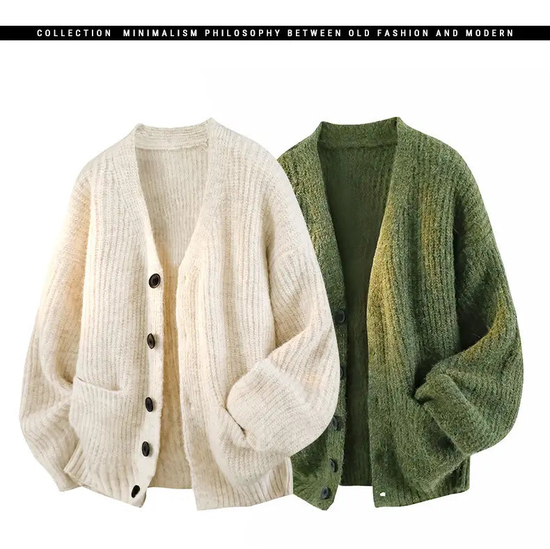 Herren-V-Ausschnitt-Strickcardiganen aus cremefarbener und olivgrüner gerippter Strickware mit schwarzen Knöpfen.