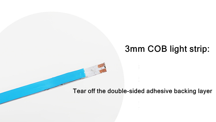 Una tira LED COB de 3 mm con respaldo protector azul y contactos de cobre expuestos en uno de los extremos, para decoración del hogar de bricolaje.