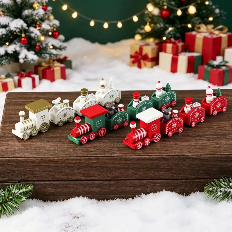 Eine festliche Miniatur-Holzeisenbahn für die Tischdekoration an Weihnachten mit roten, grünen und weißen Waggons, die Schneeflocken-Designs und winzige Schneemänner zeigen.