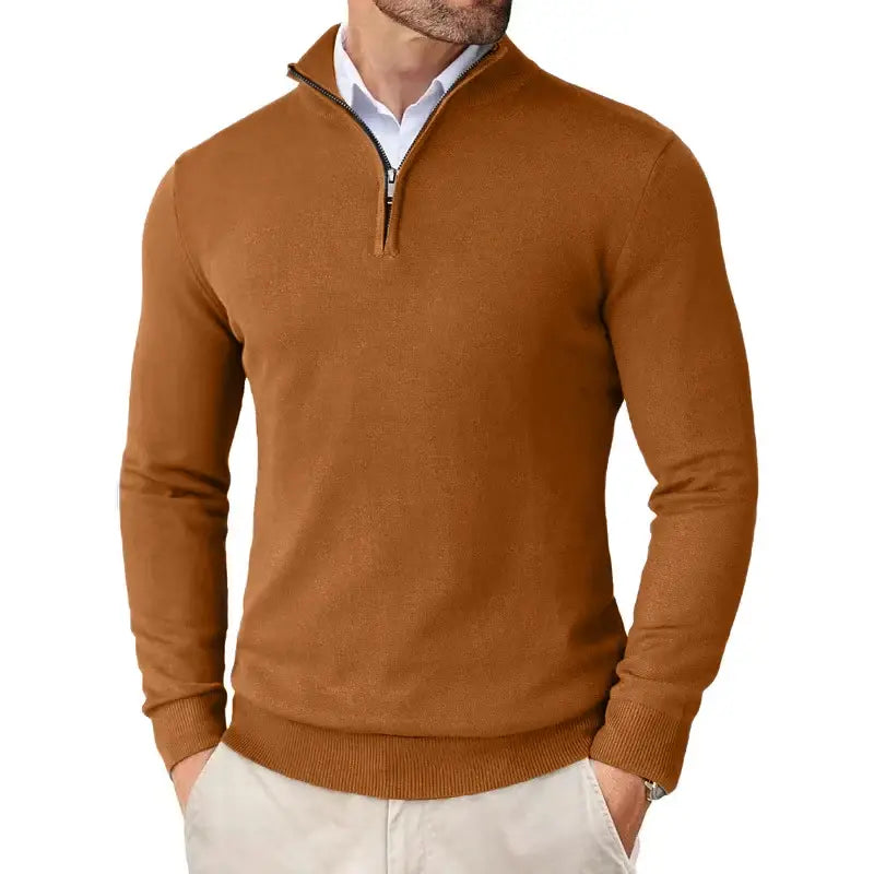 Pull-over homme à col zippé au quart, coupe slim, en brun chaud, à manches longues, col et poignets côtelés.