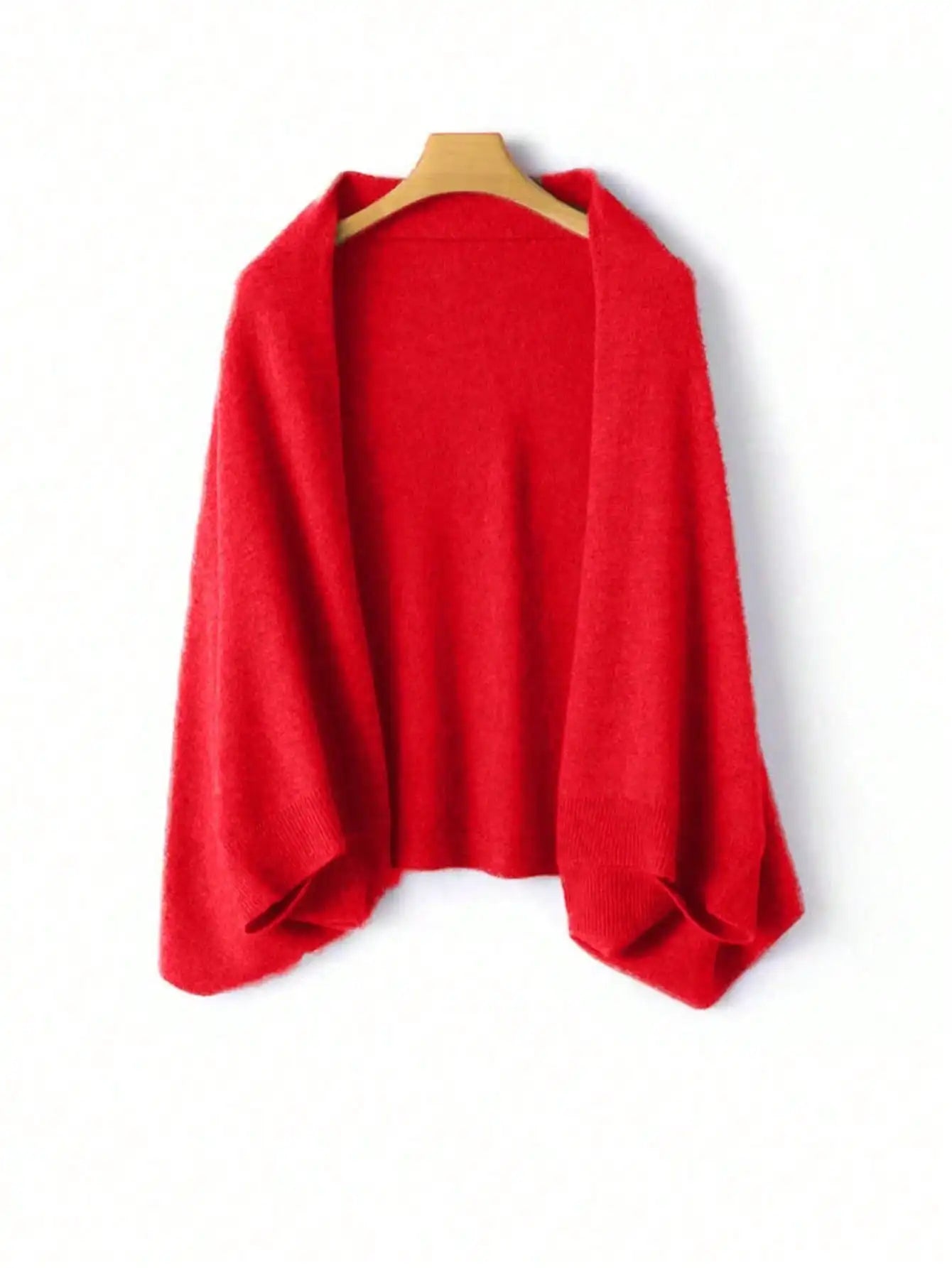 Ein kräftiges rotes Strickschal, Cardigan oder Wickel aus Wolle mit entspannter Passform und weiten Ärmeln aus weichem Strickmaterial.