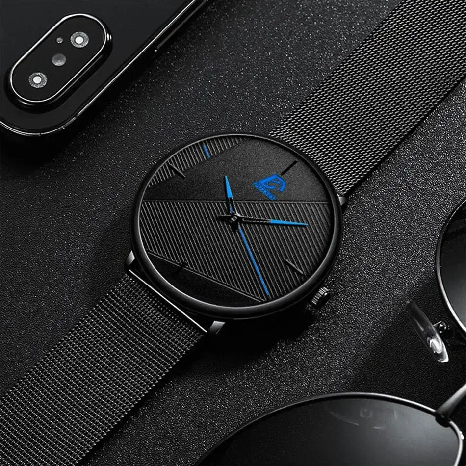 Herrenarmbanduhr aus schwarzem Mesh, Quarz, mit einem eleganten schwarzen Zifferblatt: blaue Stunden- und Minutenzeiger sowie dezente Akzente aus diagonalen Linien.