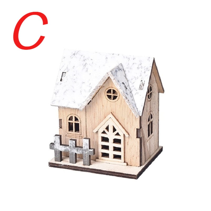Beleuchtete Holz-Weihnachts-Haus-Dekoration mit einem Miniatur-Holzhaus in heller Holzfarbe, schneebestäubtem Dach und grauem Lattenzaun.