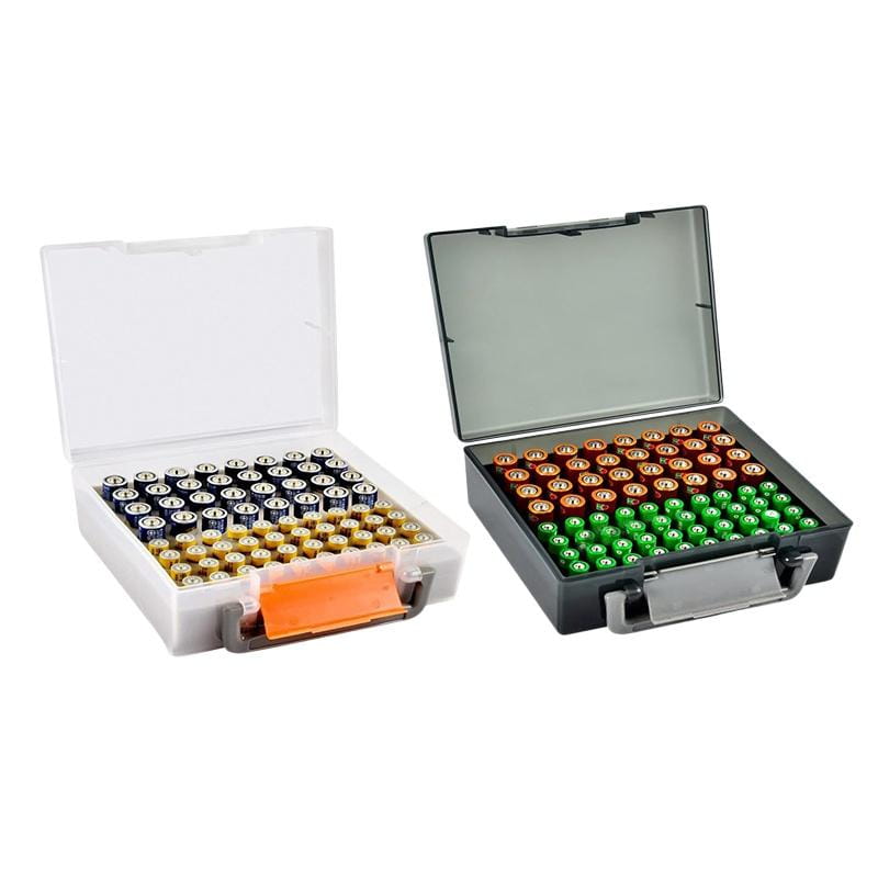Zwei Kunststoff-Batterie-Aufbewahrungsorganizer für 72 AA- und AAA-Batterien in Weiß mit orangefarbenem Griff und schwarzen Ausführungen, jeweils mit ordentlich angeordneten AA-Batterien in Silber, Gold, Braun und Grün.