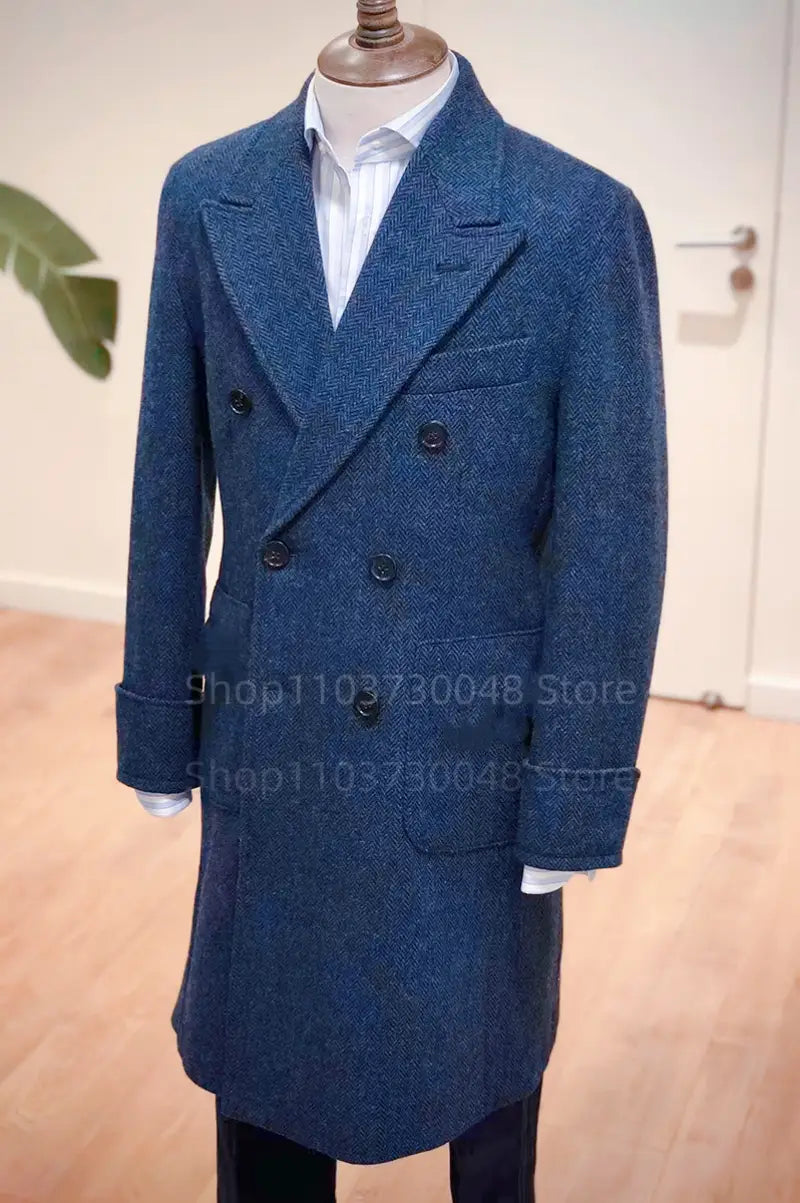 Ein marineblauer Wollmantel mit Doppelschlitz und Hahnentrittstruktur sowie dunklen Knöpfen für Herren-Winteranzugsjacken mit einer Größentabelle für die richtige Auswahl der Körpergröße.