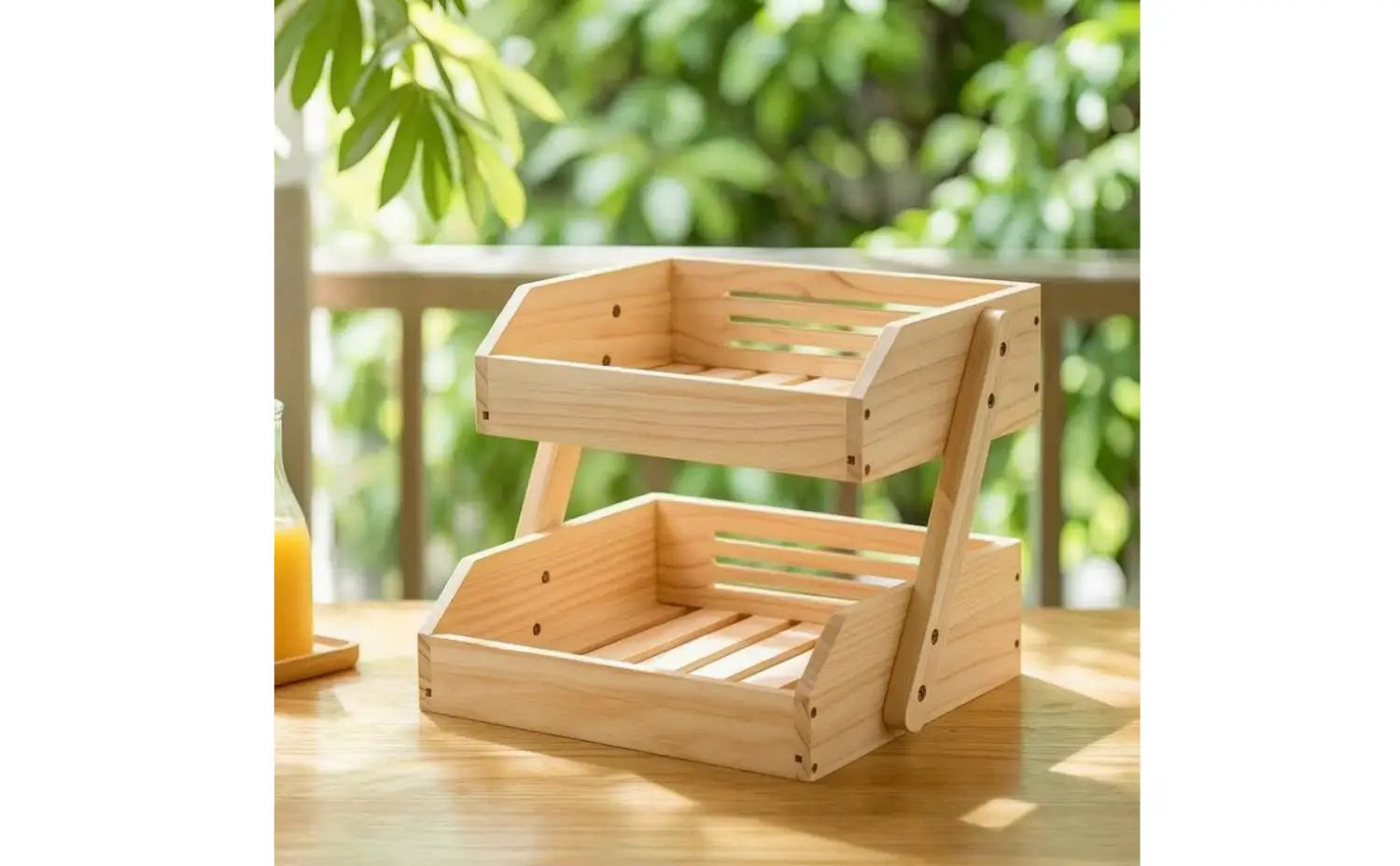 Organisateur de plan de travail en bois clair à deux niveaux, avec côtés à lattes et design rustique, en tant que support de rangement en bois
