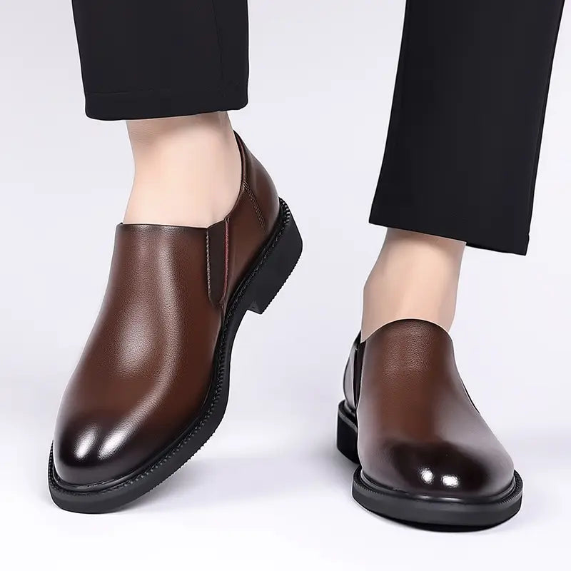 chaussures habillées à enfiler en cuir pour hommes, marron, avec finition en cuir poli et semelles en caoutchouc noir pour un usage formel