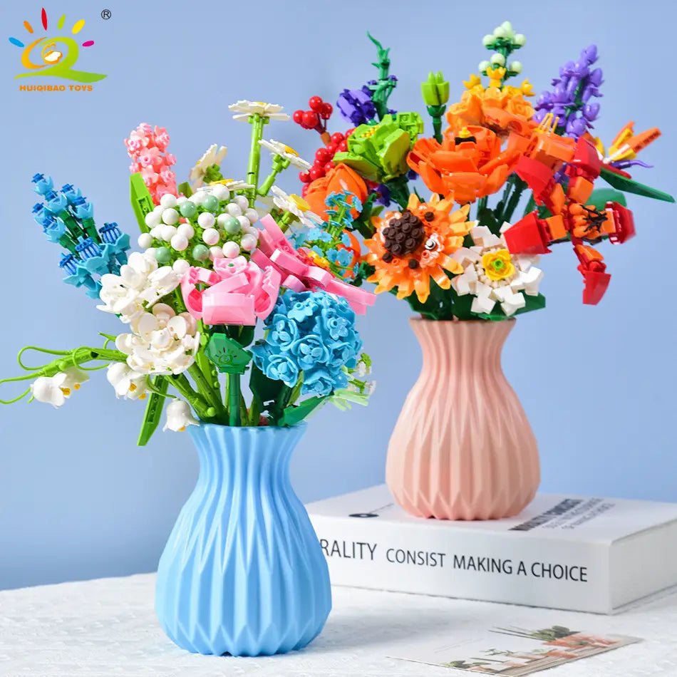 Un bouquet multicolore éclatant de fleurs en briques Lego présenté dans un vase cannelé bleu pour les amateurs de blocs.