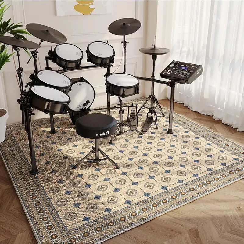 Set de batería electrónica negra con parches blancos y un taburete negro a juego con el logotipo roland, que se muestra sobre una alfombra de área de notas musicales en blanco y negro para alfombra de sala de estar.