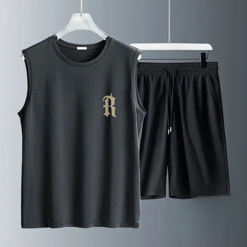 メンズ用サマー・ワークアウト・タンクトップ・セット。胸元に金色の刺繍による「r」ロゴが入ったブラックのノースリーブ・アスレチックトップと、高性能トレーニングのためのブラックのマッチング・ドローストリングショートパンツを備えています。