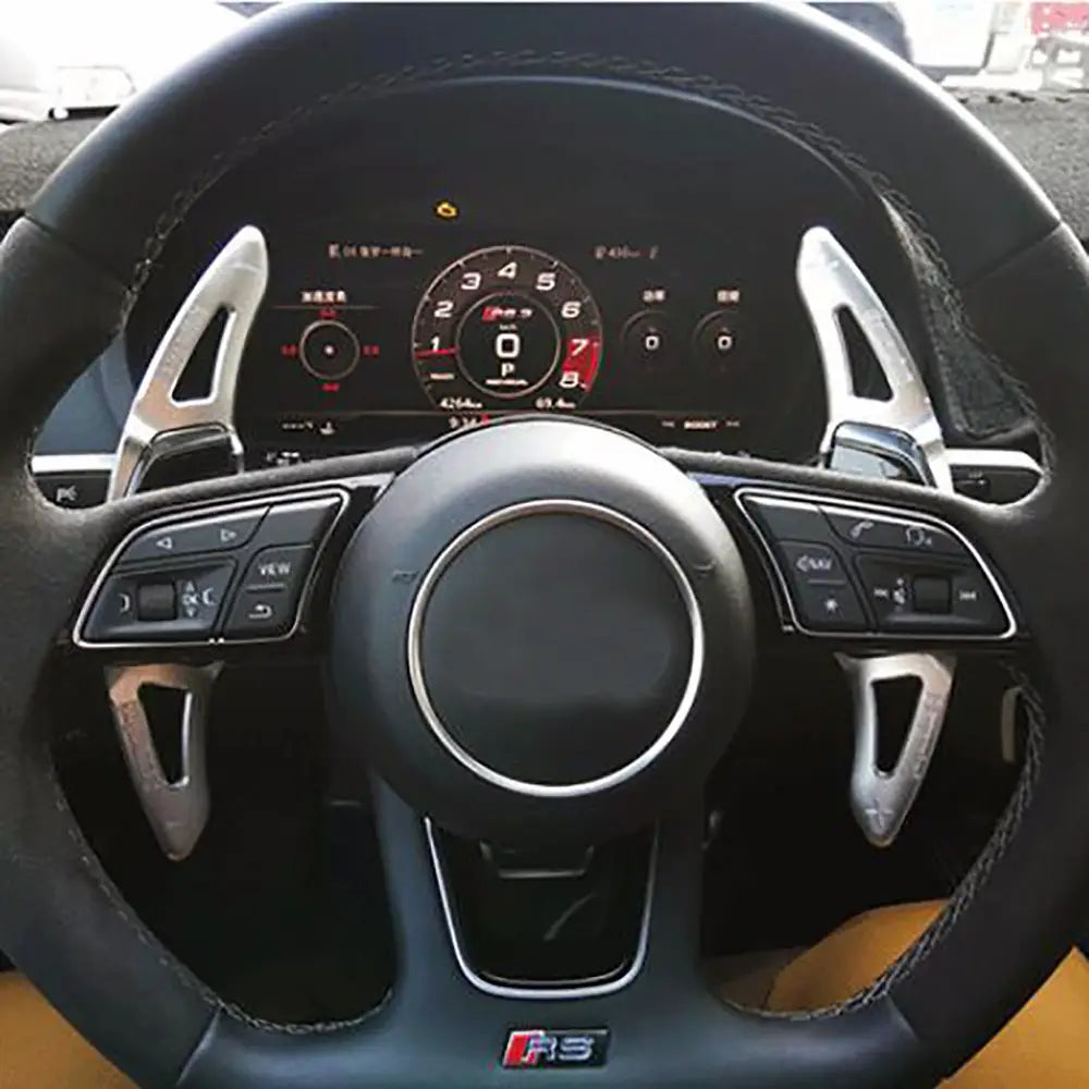 シルバーのアクセントとセンターロゴを備えたブラックレザーのAudi RSステアリングホイール。パドルシフターに対応し、RS3、RS4、RS5、R8モデルに適合します。