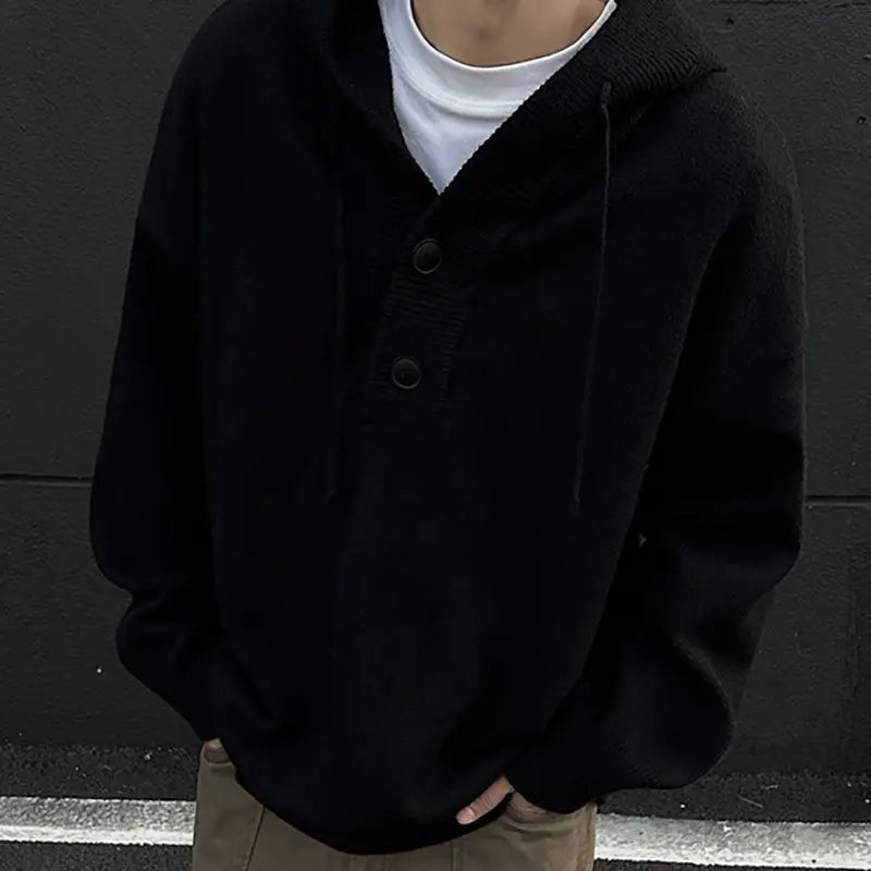 Schwarzer übergroßer Strickpullover mit Kapuze, gemütlicher Strukturstoff und zwei Frontknöpfe, entworfen im Stil eines Retro-Streetwear-Pullovers.