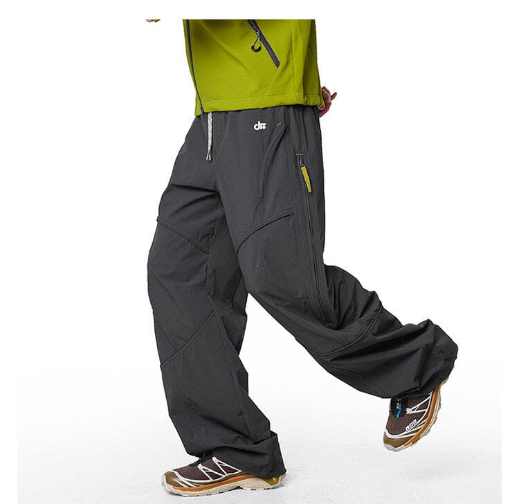pantalones cargo impermeables de senderismo en gris oscuro, con múltiples bolsillos y un logotipo de marca sutil en la cinturilla, diseñados para un rendimiento de secado rápido
