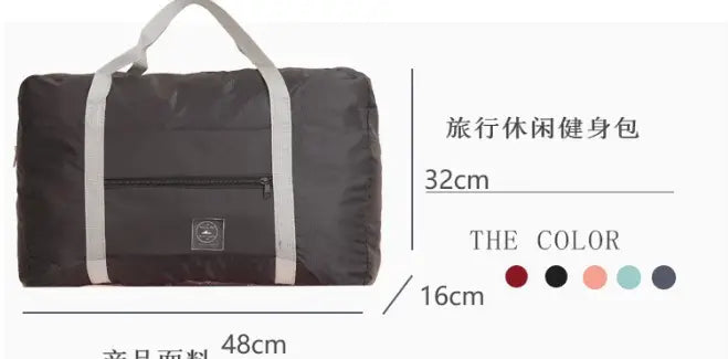 Juego de bolsa de lona de viaje plegable en color negro con correas grises y un pequeño parche de logotipo en la parte frontal, diseñado para un embalaje y una portabilidad convenientes.