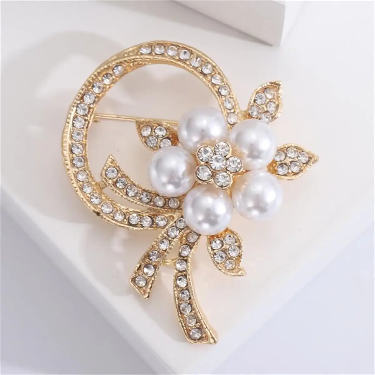 Broche floral con baño en tono dorado para perlas, con perlas blancas y pedrería transparente, para alfiler de moda unisex de lujo.
