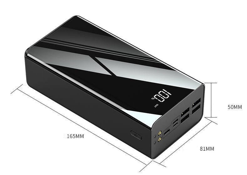 Schwarze rechteckige Powerbank mit glänzender Oberfläche und digitaler LED-Anzeige, die 100 % Akkuladung anzeigt, mit mehreren USB-Anschlüssen, kompatibles Modell für Ladegeräte, tragbare Powerbank 60000 mAh.