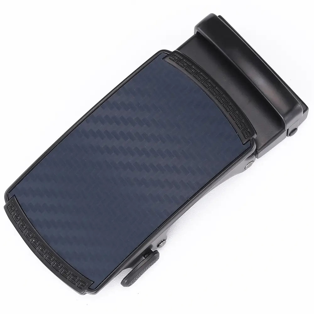Schwarze Carbonfaser-Textur für die automatische Gürtelschnalle mit eleganten metallischen Kanten und eingeprägtem Branding auf einem Ledergürtel für Herren mit automatischer Ausführung, luxuriöser Business-Bekleidung.