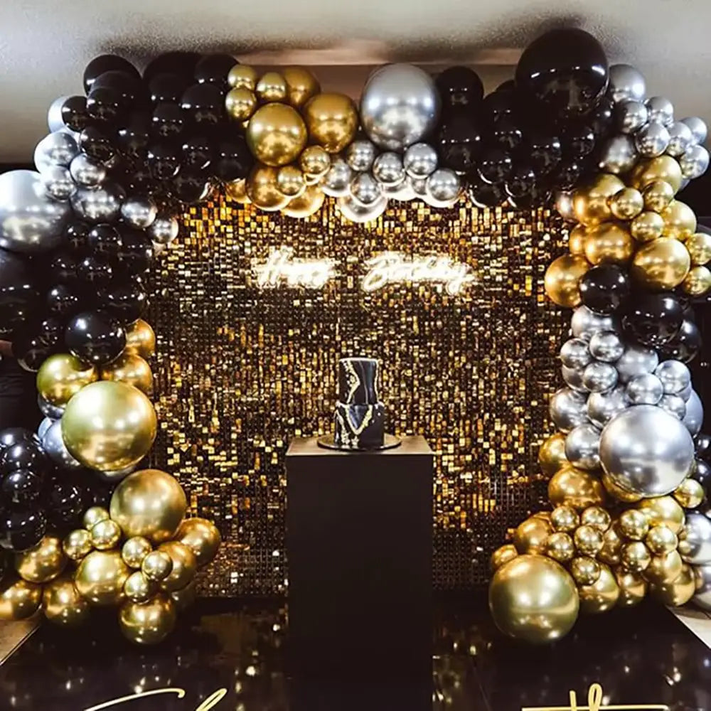Schwarzes und goldenes Ballonbogen-Set mit metallischen Ballons und einer glitzernden Pailletten-Rückwand, ausgelegt für Partys.