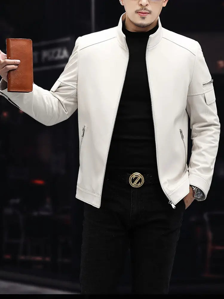 Veste en cuir blanc pour homme à coupe ajustée, fermetures zippées et col montant, conçue comme un manteau d’hiver professionnel masculin simple.