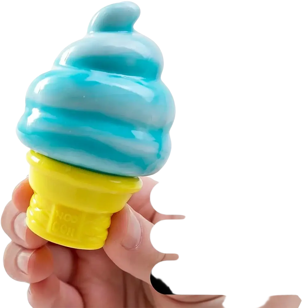 Ein lebendiger blau- und gelb marmorierter Eistüten-Eiscreme-Kegel als Nee-Doh-Quietschtier-Fühlspielzeug mit glatter, glänzender Oberfläche, von vorne gezeigt.