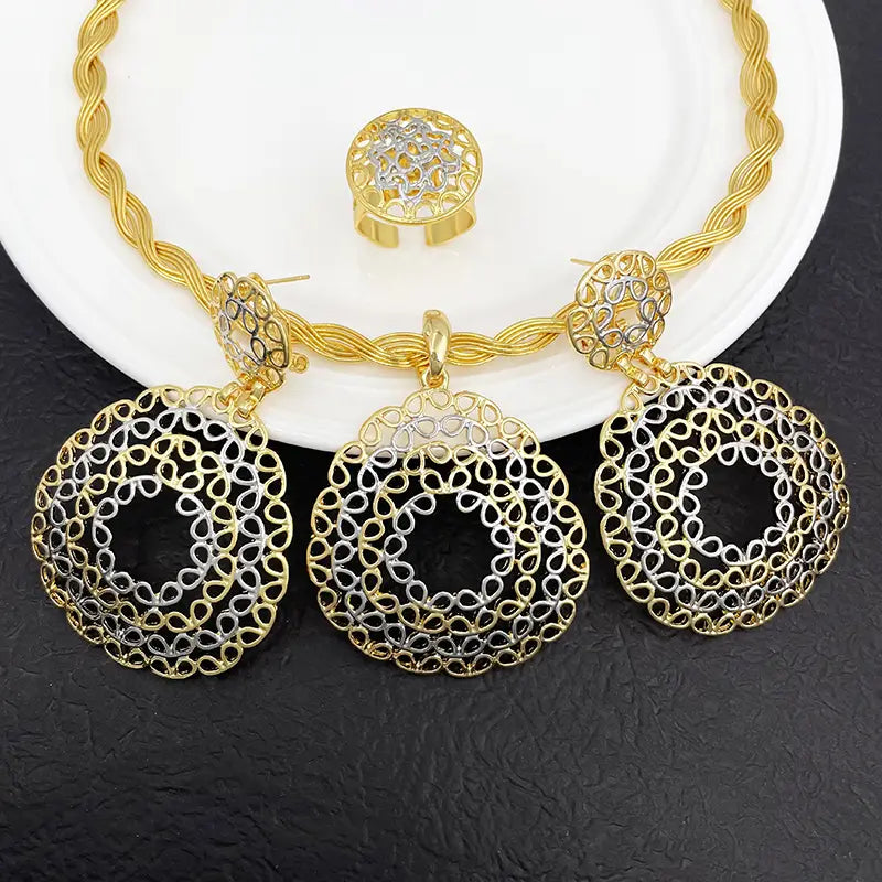Ensemble de collier en filigrane bicolore or et argent pour femmes, avec une chaîne à corde torsadée et des boucles d’oreilles assorties.