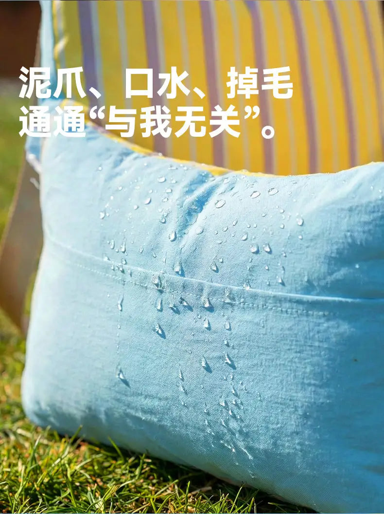 Coussin en tissu bleu clair, avec des gouttelettes d’eau sur sa surface, pour un siège de voiture pour chien et un lit de voyage, conçu pour petits chiens.