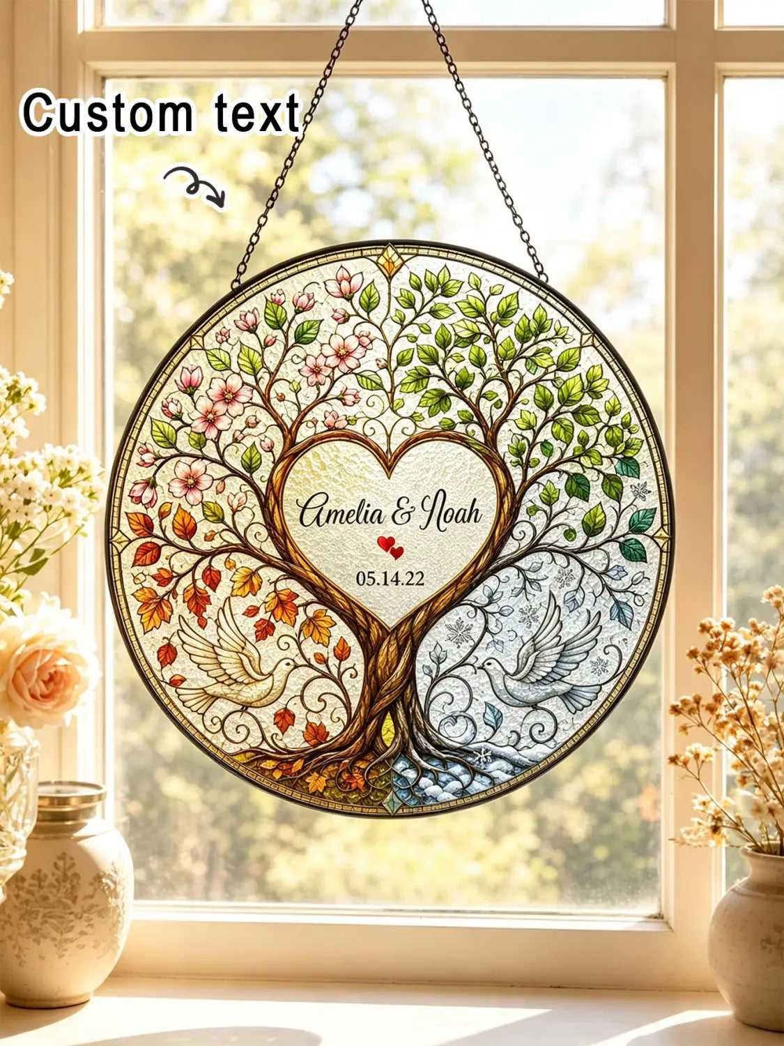Regalo de boda personalizado de vitrales del árbol de la vida que presenta una decoración colgante de ventana circular con cuatro estaciones, aves coloridas y texto personalizado en el centro.