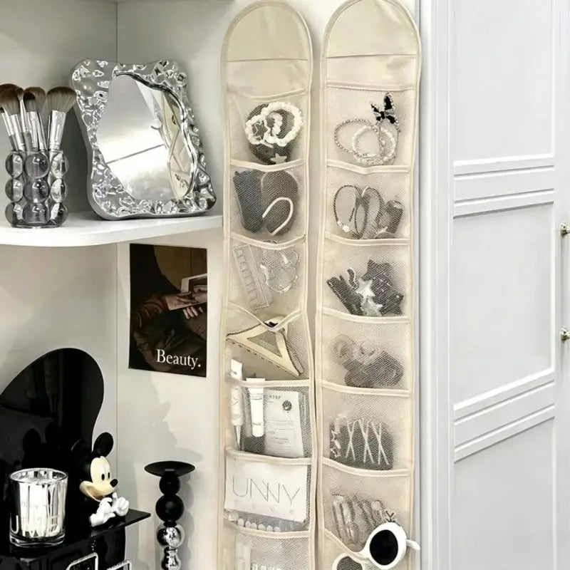 beiger hängender Kleiderschrank-Organizer aus cremefarbenem Mesh mit mehreren Fächern zur Aufbewahrung von Schmuck, Make-up und Accessoires