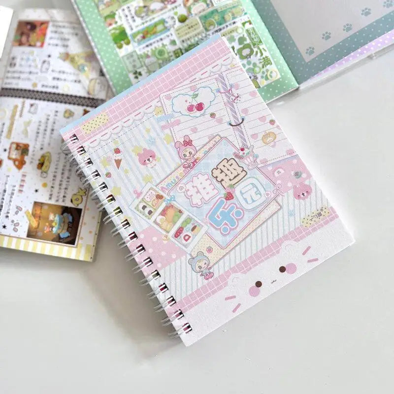 Ein rosarot-weißes, spiralgebundenes „kawaii kpop“-Stickerbuch im Stil „Spiral Journal Stationery“ mit niedlichen Cartoon-Charakteren, Pastellmustern und dekorativen Stickern.