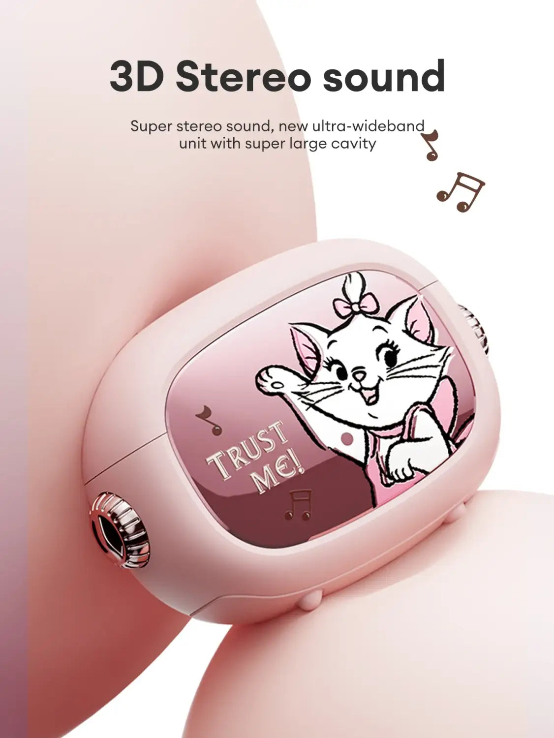 マット仕上げのピンクのディズニー ドナルドダック インイヤーヘッドホン充電ケース。ディズニー『おしゃれキャット』のマリーが「trust me」とテキストと楽譜の音符を掲げて手を振るカートゥーンイラストをあしらい、充電ケースのバッテリー寿命とバッテリー容量を強調します。