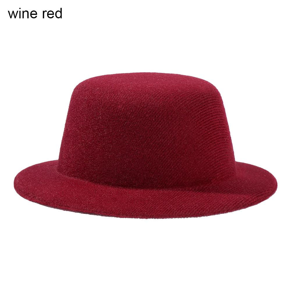 Un fedora en feutre rouge bordeaux, à surface texturée douce et bord légèrement incurvé, conçu comme accessoire de mode pour chapeau de poupée en peluche pour des poupées de 60 cm.