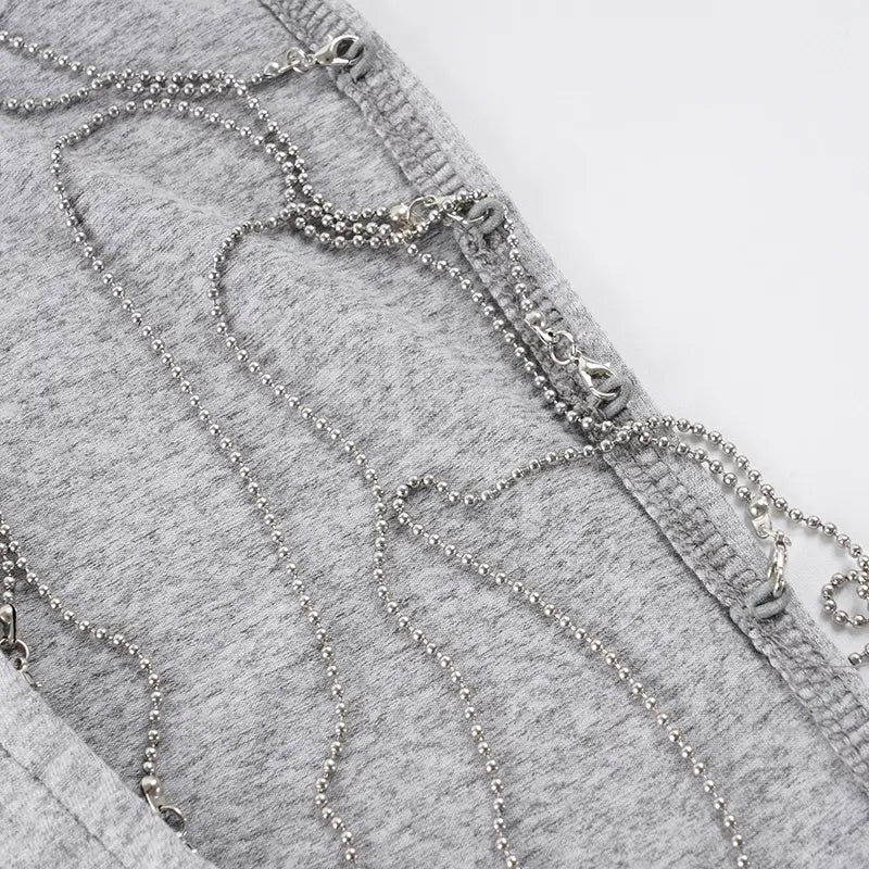 Silberner Kugelkettenträger am Hals mit verstellbarem Verschluss und mehreren Befestigungspunkten, dargestellt mit einem grauen Strick-Camisole mit offenem Rücken, das die Kaufabsicherungszeit für Dropshipping sowie den Kaufabsicherungsschutz hervorhebt.