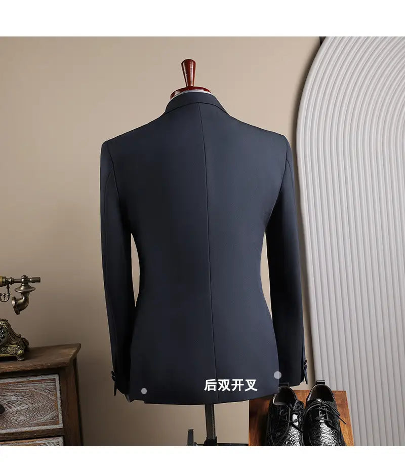Veste de costume d’affaires pour homme bleue marine, confectionnée avec précision, au style épuré et à la coupe ajustée, avec un dos classique double boutonnage, présentée sur un mannequin pour les occasions d’affaires en mode masculine et de soirées décontractées.