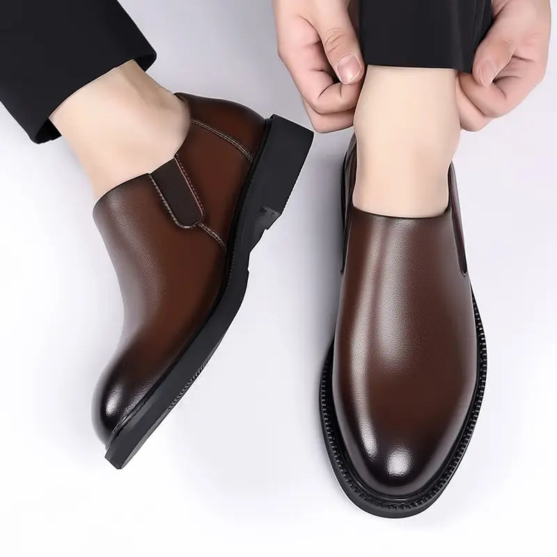 chaussures habillées à enfiler en cuir pour hommes, marron, finition en cuir poli, semelles en caoutchouc noir et une fermeture éclair sur la face intérieure