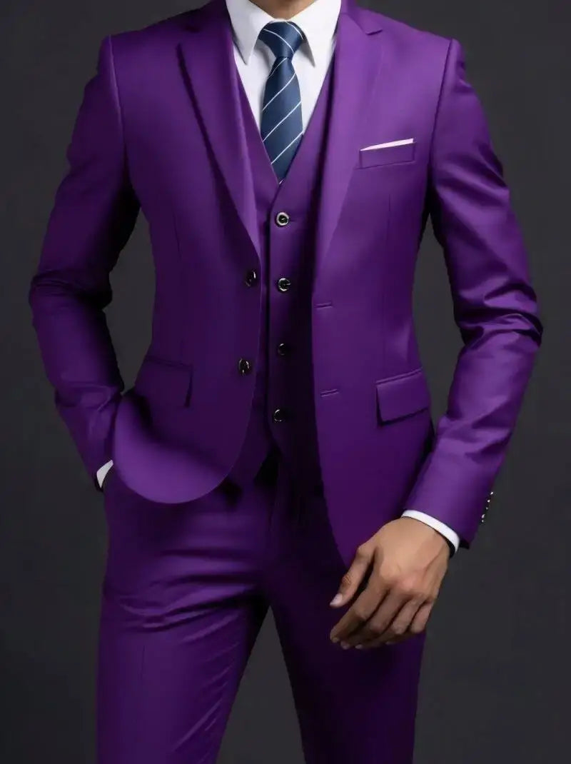 Un traje de tres piezas de hombre en púrpura vibrante, de un solo pecho para vestir formal, con un corte a medida y elegante, botones a juego y tipo de cierre de un solo botón.