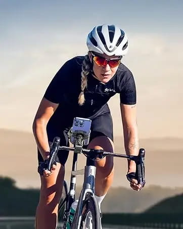 Casque de vélo aérodynamique blanc et noir présenté depuis l’arrière, associé à un support universel de téléphone pour vélo offrant une rotation à 360 degrés.