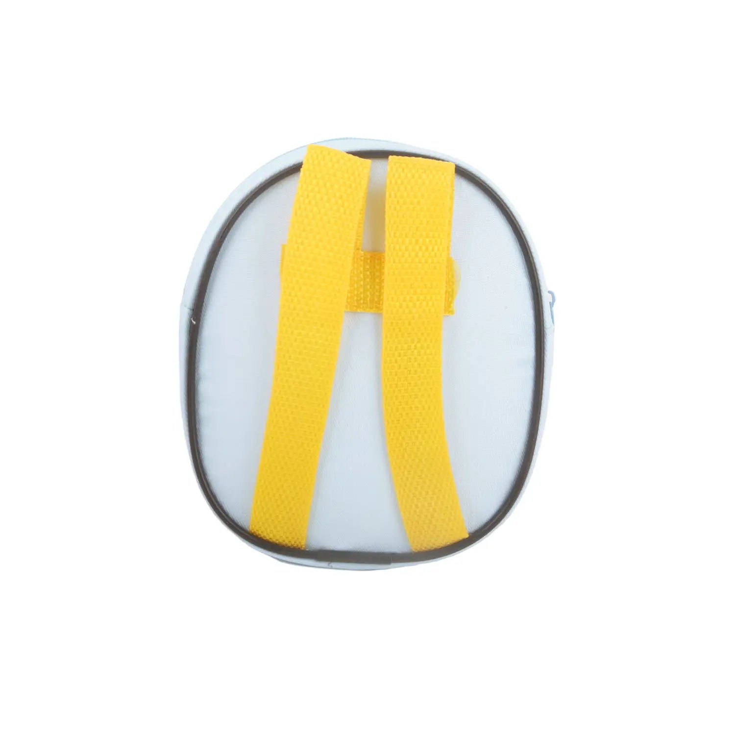 Sac à dos de poupée ovale blanc, avec des bretelles en tissu jaune vif et une bordure noire, conçu comme un mignon petit sac à dos de voyage en dessin animé, accessoire.