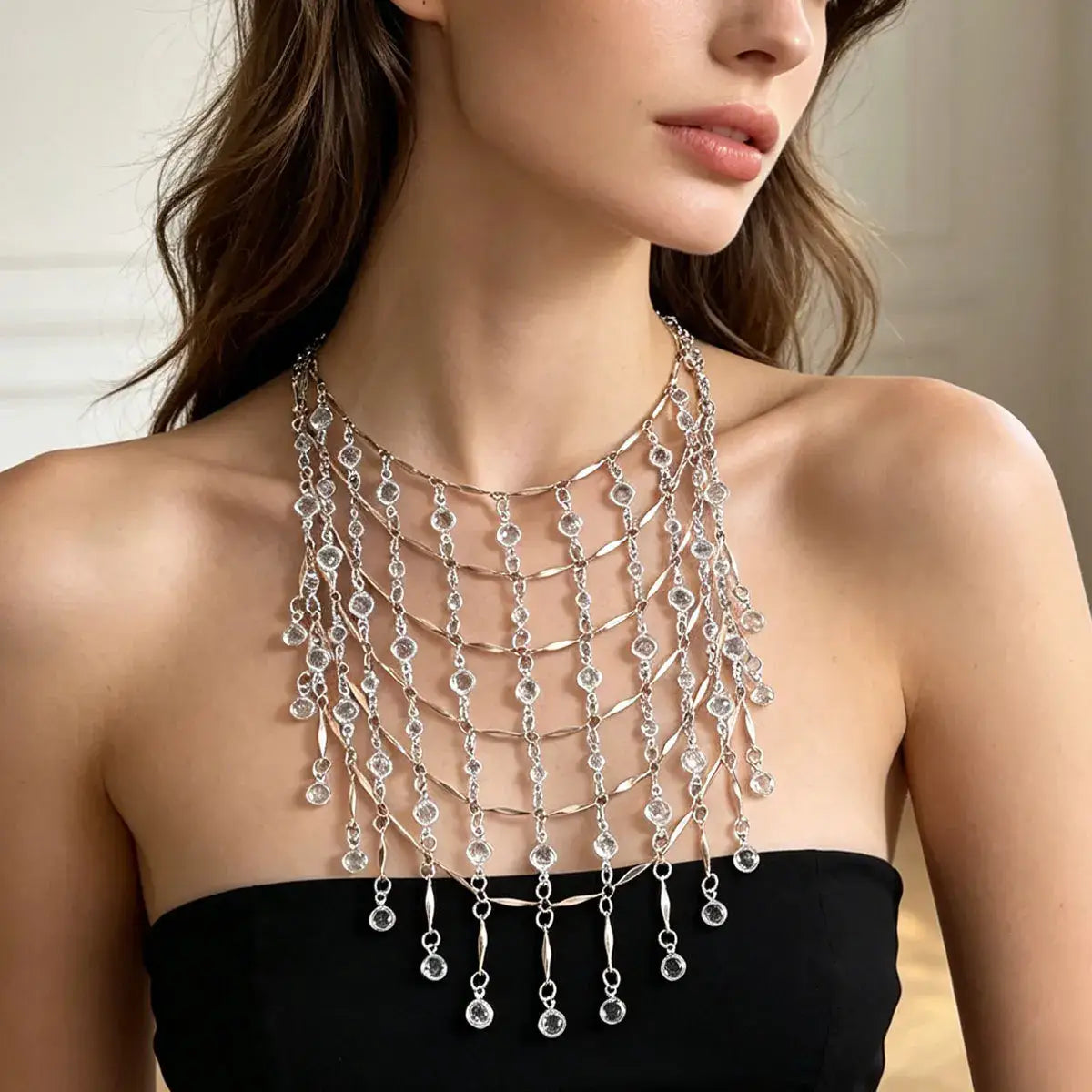 Collier ras du cou à gland en cristal en argent superposé, orné de cristaux facettés transparents et de pendentifs pendants en forme de goutte.