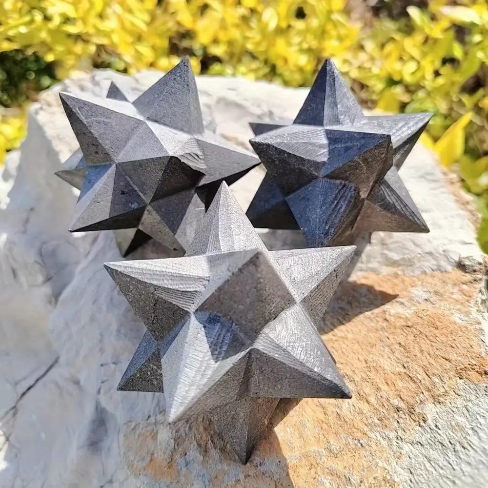 cristal de merkaba en shungite noir géométrique en forme d’étoile, au fini mat et aux arêtes nettes, utilisé pour la décoration intérieure et pour rehausser le style décoratif
