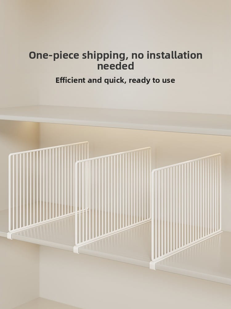 Séparateur d’étagère en métal blanc avec lattes verticales et design minimaliste élégant, utilisé comme organisateur de séparateur d’armoire pour un rangement efficace des étagères.
